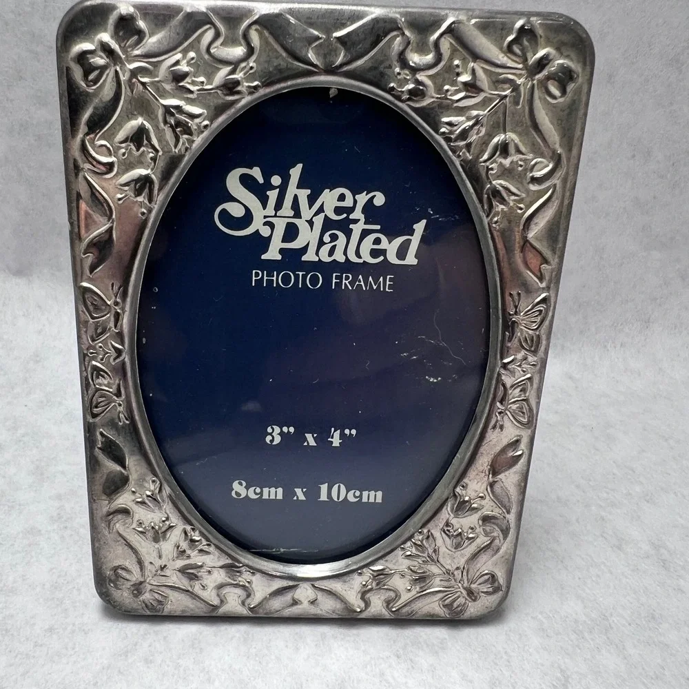 Set of 2 Silver Plated Photo Frames Oval Ornate Design for 3x4 Pictures
